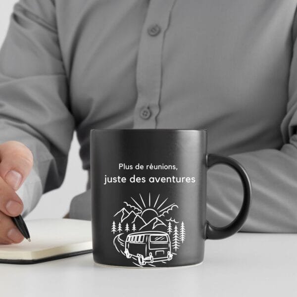 Mug en céramique avec une illustration de bus en montagne et le message "Plus de réunion, juste des aventures". Un cadeau parfait pour ceux qui partent en retraite ou pour marquer une nouvelle étape dans la vie professionnelle.